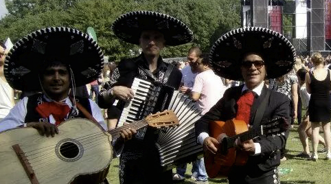 Kleurrijke pinata's, prachtige decoratie Mexicaanse livemuziek